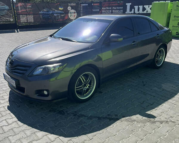 Сірий Тойота Камрі, об'ємом двигуна 2.36 л та пробігом 187 тис. км за 10500 $, фото 1 на Automoto.ua