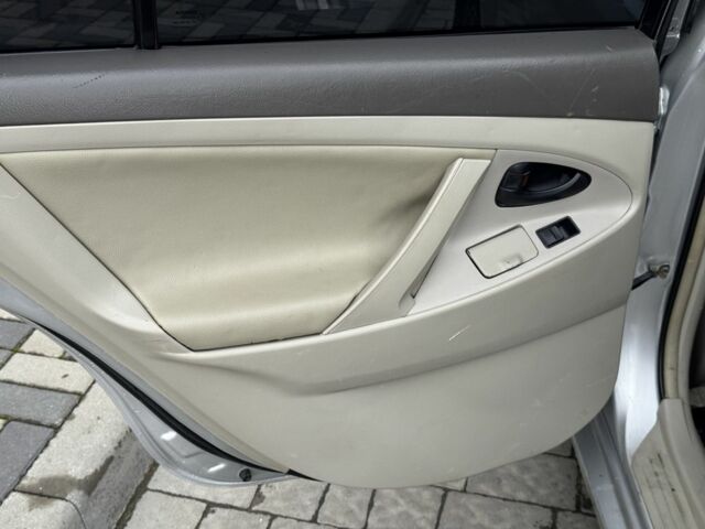 Серый Тойота Камри, объемом двигателя 2.4 л и пробегом 320 тыс. км за 5350 $, фото 10 на Automoto.ua