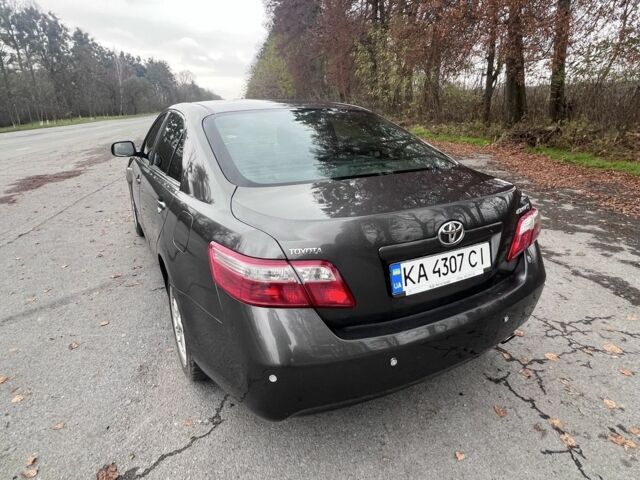 Серый Тойота Камри, объемом двигателя 2.4 л и пробегом 260 тыс. км за 8100 $, фото 1 на Automoto.ua