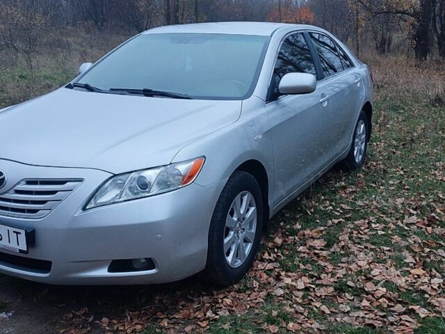 Серый Тойота Камри, объемом двигателя 2.4 л и пробегом 258 тыс. км за 8000 $, фото 2 на Automoto.ua