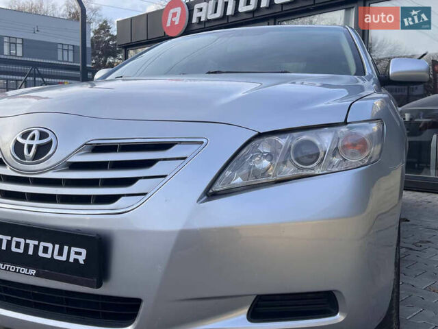 Серый Тойота Камри, объемом двигателя 2.4 л и пробегом 350 тыс. км за 7900 $, фото 2 на Automoto.ua