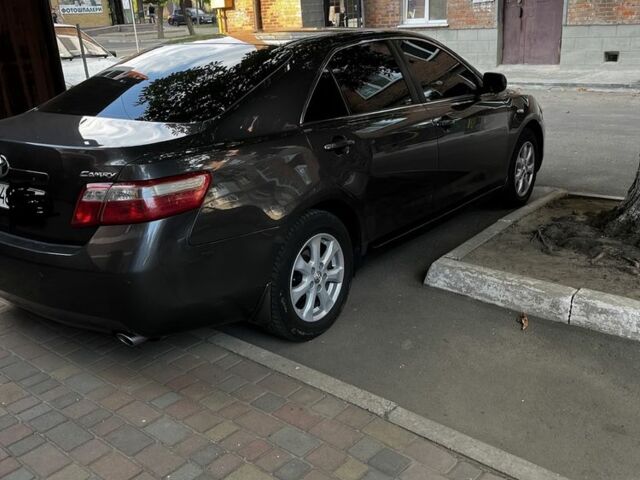 Серый Тойота Камри, объемом двигателя 2.4 л и пробегом 213 тыс. км за 9500 $, фото 1 на Automoto.ua