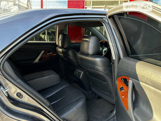 Серый Тойота Камри, объемом двигателя 3.46 л и пробегом 300 тыс. км за 12750 $, фото 1 на Automoto.ua