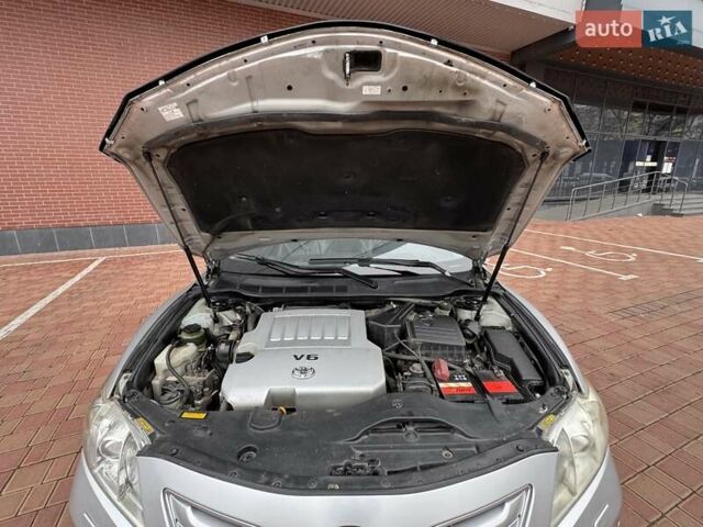 Серый Тойота Камри, объемом двигателя 3.5 л и пробегом 223 тыс. км за 8300 $, фото 63 на Automoto.ua