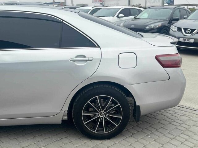 Серый Тойота Камри, объемом двигателя 2.4 л и пробегом 320 тыс. км за 5990 $, фото 5 на Automoto.ua