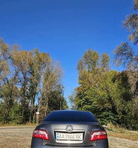 Серый Тойота Камри, объемом двигателя 2.4 л и пробегом 358 тыс. км за 10000 $, фото 5 на Automoto.ua