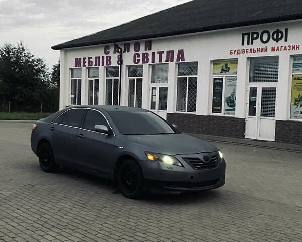 Серый Тойота Камри, объемом двигателя 2.36 л и пробегом 330 тыс. км за 8000 $, фото 3 на Automoto.ua