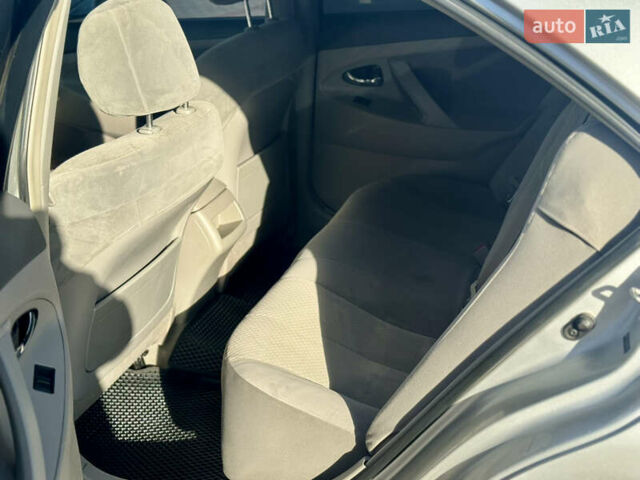 Серый Тойота Камри, объемом двигателя 2.36 л и пробегом 256 тыс. км за 7900 $, фото 10 на Automoto.ua