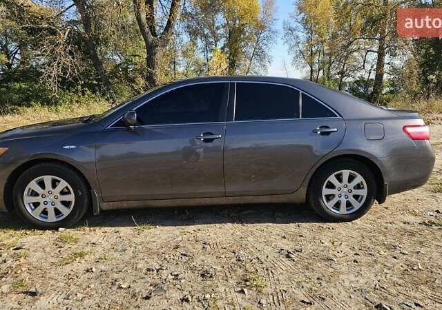 Серый Тойота Камри, объемом двигателя 2.4 л и пробегом 358 тыс. км за 10000 $, фото 8 на Automoto.ua