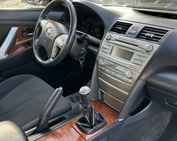 Сірий Тойота Камрі, об'ємом двигуна 2.4 л та пробігом 241 тис. км за 7700 $, фото 12 на Automoto.ua