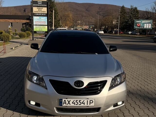 Серый Тойота Камри, объемом двигателя 2.4 л и пробегом 400 тыс. км за 9999 $, фото 1 на Automoto.ua