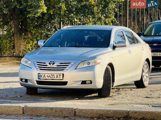 Серый Тойота Камри, объемом двигателя 2.4 л и пробегом 176 тыс. км за 9700 $, фото 2 на Automoto.ua