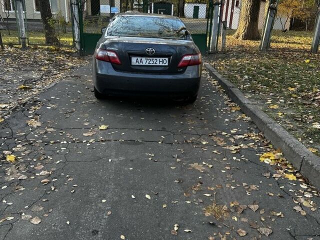 Серый Тойота Камри, объемом двигателя 2.4 л и пробегом 332 тыс. км за 7000 $, фото 2 на Automoto.ua