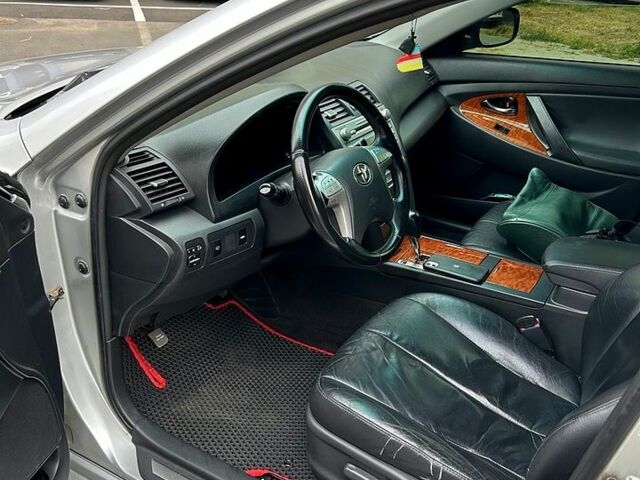 Серый Тойота Камри, объемом двигателя 2.4 л и пробегом 370 тыс. км за 7300 $, фото 4 на Automoto.ua