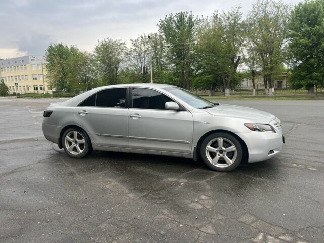 Серый Тойота Камри, объемом двигателя 2.4 л и пробегом 212 тыс. км за 8500 $, фото 2 на Automoto.ua