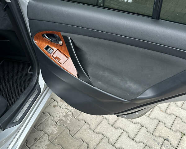 Серый Тойота Камри, объемом двигателя 2.4 л и пробегом 240 тыс. км за 7700 $, фото 16 на Automoto.ua