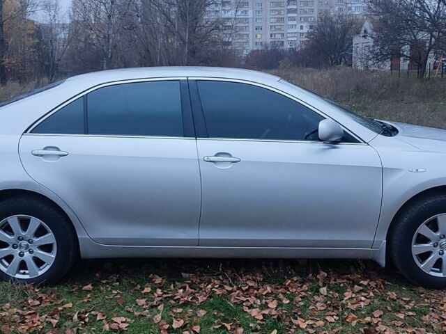 Серый Тойота Камри, объемом двигателя 2.4 л и пробегом 258 тыс. км за 8000 $, фото 3 на Automoto.ua