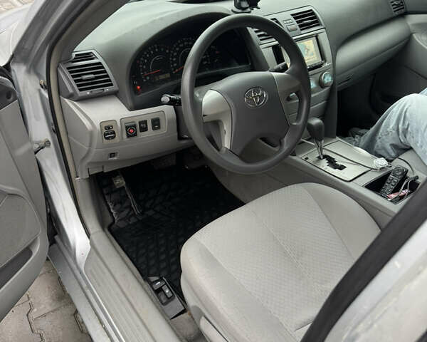 Сірий Тойота Камрі, об'ємом двигуна 2.4 л та пробігом 235 тис. км за 8300 $, фото 7 на Automoto.ua