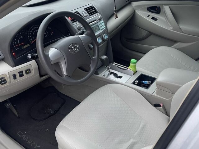 Серый Тойота Камри, объемом двигателя 2.4 л и пробегом 225 тыс. км за 7500 $, фото 3 на Automoto.ua