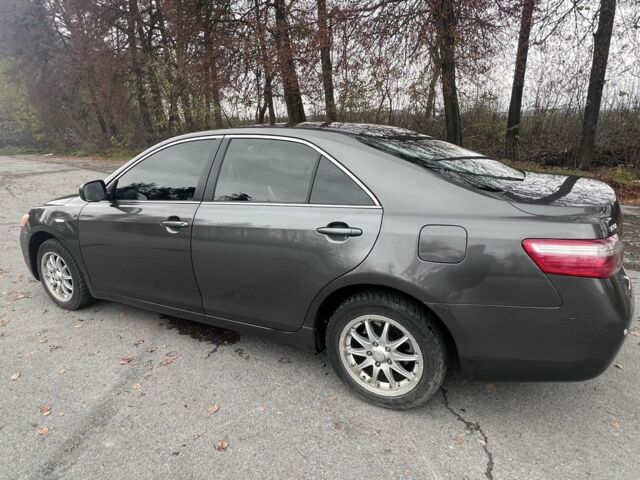 Серый Тойота Камри, объемом двигателя 2.4 л и пробегом 260 тыс. км за 8100 $, фото 2 на Automoto.ua