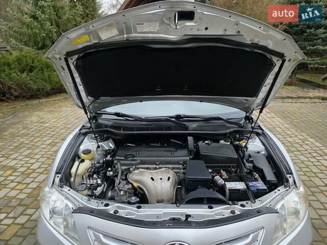 Серый Тойота Камри, объемом двигателя 2.4 л и пробегом 327 тыс. км за 7300 $, фото 55 на Automoto.ua