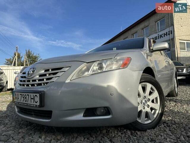 Сірий Тойота Камрі, об'ємом двигуна 2.4 л та пробігом 241 тис. км за 7700 $, фото 1 на Automoto.ua