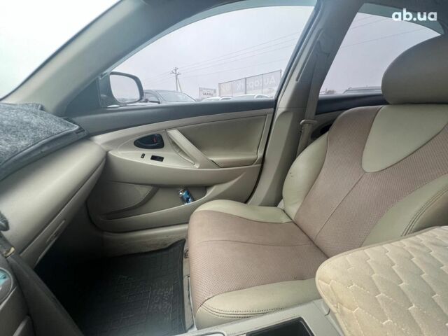 Серый Тойота Камри, объемом двигателя 2.4 л и пробегом 320 тыс. км за 5990 $, фото 19 на Automoto.ua