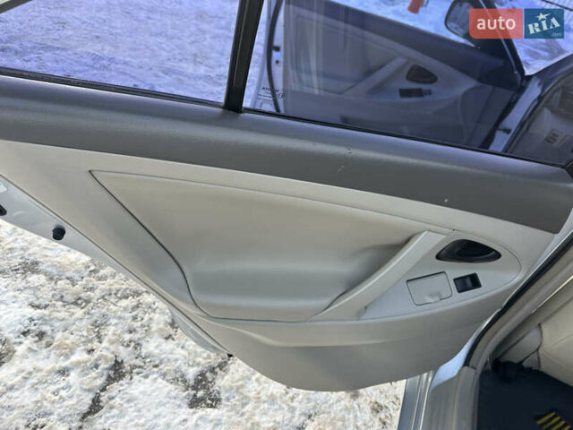 Серый Тойота Камри, объемом двигателя 2.4 л и пробегом 267 тыс. км за 8350 $, фото 6 на Automoto.ua