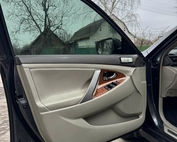 Сірий Тойота Камрі, об'ємом двигуна 3.5 л та пробігом 260 тис. км за 9400 $, фото 17 на Automoto.ua