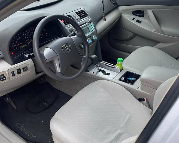 Сірий Тойота Камрі, об'ємом двигуна 2.4 л та пробігом 220 тис. км за 7500 $, фото 3 на Automoto.ua