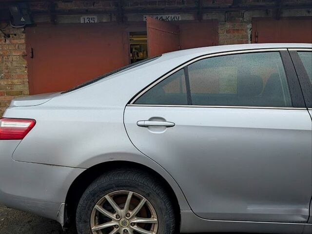 Серый Тойота Камри, объемом двигателя 2.4 л и пробегом 176 тыс. км за 3500 $, фото 2 на Automoto.ua