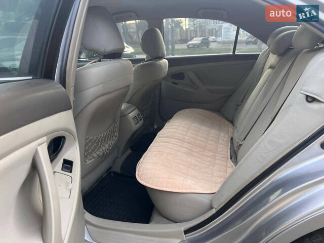 Серый Тойота Камри, объемом двигателя 2.4 л и пробегом 350 тыс. км за 7900 $, фото 6 на Automoto.ua