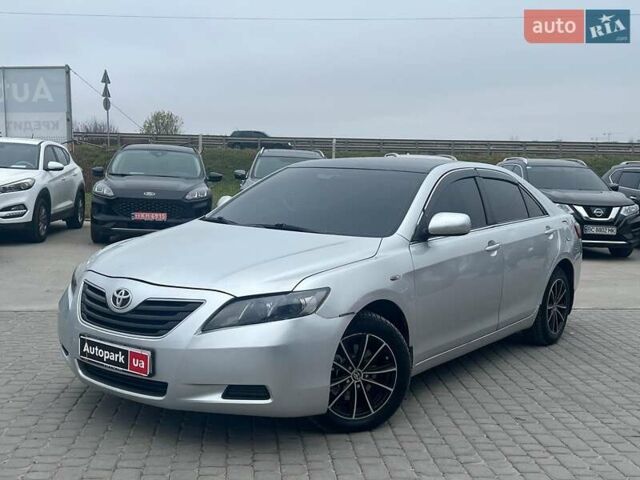 Серый Тойота Камри, объемом двигателя 2.4 л и пробегом 320 тыс. км за 5990 $, фото 1 на Automoto.ua