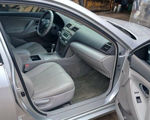 Серый Тойота Камри, объемом двигателя 2.4 л и пробегом 300 тыс. км за 8300 $, фото 11 на Automoto.ua