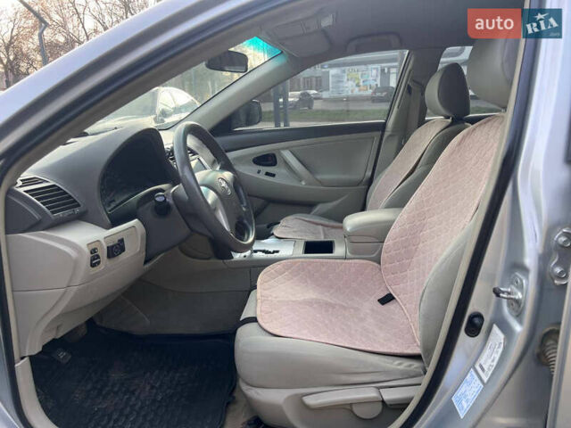 Серый Тойота Камри, объемом двигателя 2.4 л и пробегом 350 тыс. км за 7900 $, фото 3 на Automoto.ua