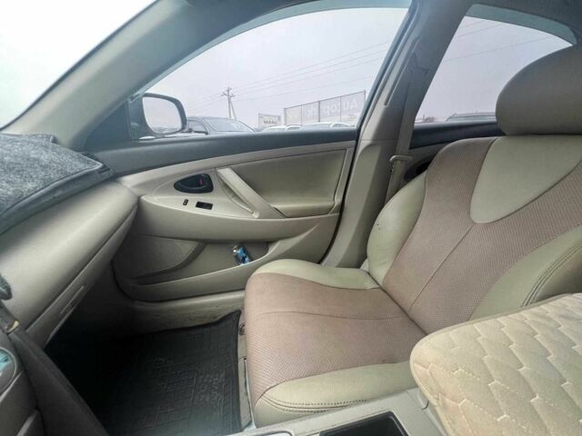 Серый Тойота Камри, объемом двигателя 2.4 л и пробегом 320 тыс. км за 5990 $, фото 20 на Automoto.ua