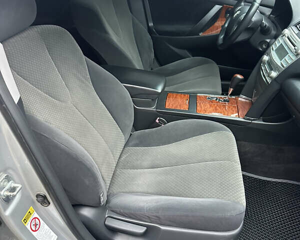 Серый Тойота Камри, объемом двигателя 2.4 л и пробегом 240 тыс. км за 7700 $, фото 1 на Automoto.ua