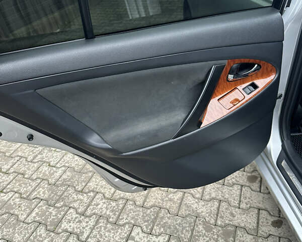 Серый Тойота Камри, объемом двигателя 2.4 л и пробегом 240 тыс. км за 7700 $, фото 5 на Automoto.ua