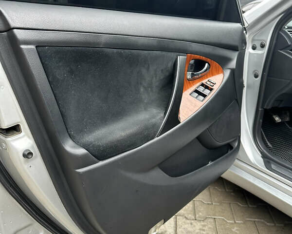 Серый Тойота Камри, объемом двигателя 2.4 л и пробегом 240 тыс. км за 7700 $, фото 20 на Automoto.ua