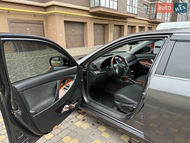Сірий Тойота Камрі, об'ємом двигуна 2.4 л та пробігом 326 тис. км за 7500 $, фото 1 на Automoto.ua