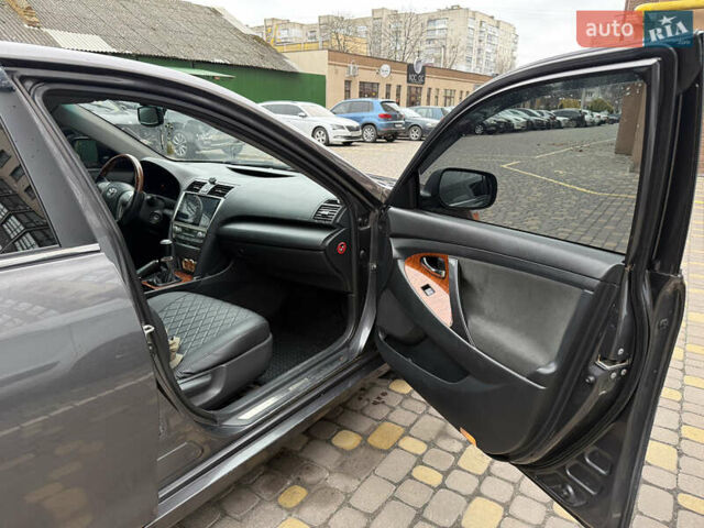 Сірий Тойота Камрі, об'ємом двигуна 2.4 л та пробігом 326 тис. км за 7500 $, фото 4 на Automoto.ua