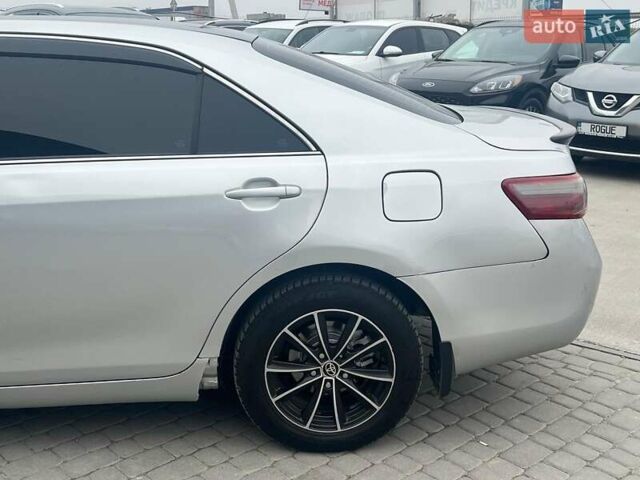 Серый Тойота Камри, объемом двигателя 2.4 л и пробегом 320 тыс. км за 5990 $, фото 5 на Automoto.ua