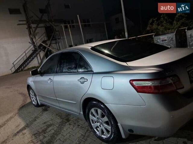 Сірий Тойота Камрі, об'ємом двигуна 2.4 л та пробігом 352 тис. км за 8100 $, фото 3 на Automoto.ua
