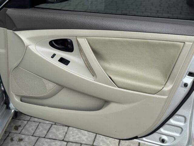 Серый Тойота Камри, объемом двигателя 2.4 л и пробегом 320 тыс. км за 5350 $, фото 12 на Automoto.ua