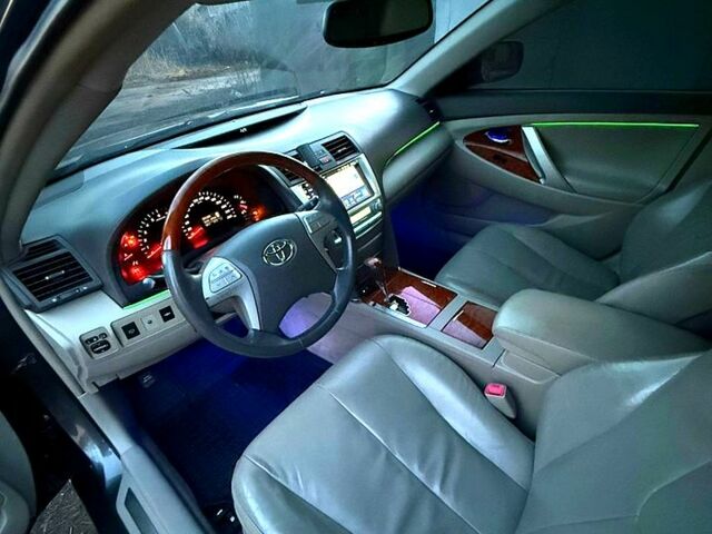 Серый Тойота Камри, объемом двигателя 3.5 л и пробегом 190 тыс. км за 10500 $, фото 2 на Automoto.ua