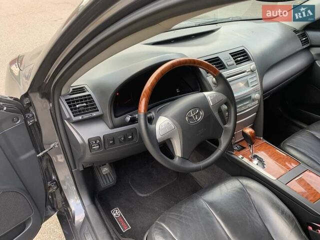 Серый Тойота Камри, объемом двигателя 3.5 л и пробегом 264 тыс. км за 8700 $, фото 25 на Automoto.ua