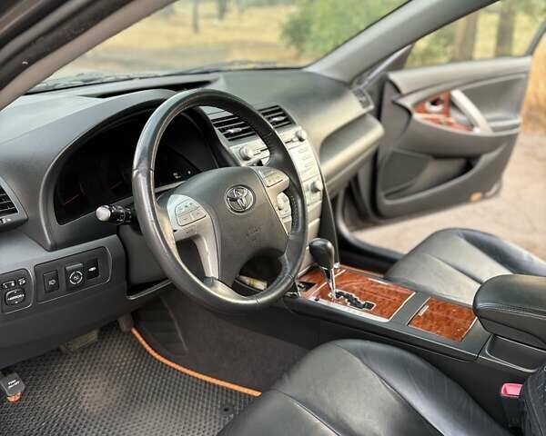 Серый Тойота Камри, объемом двигателя 2.4 л и пробегом 350 тыс. км за 10000 $, фото 5 на Automoto.ua