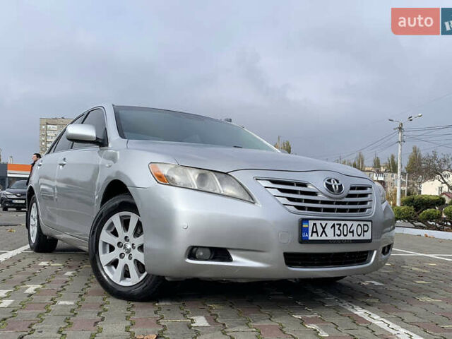 Сірий Тойота Камрі, об'ємом двигуна 2.4 л та пробігом 279 тис. км за 8200 $, фото 2 на Automoto.ua