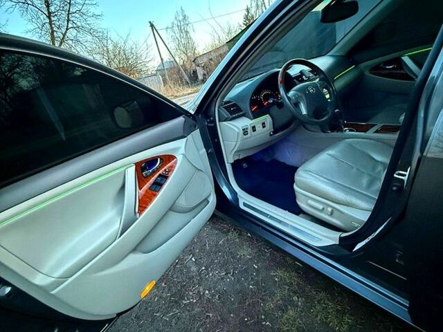 Серый Тойота Камри, объемом двигателя 3.5 л и пробегом 190 тыс. км за 10500 $, фото 4 на Automoto.ua