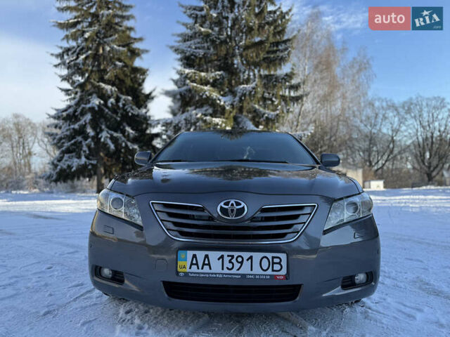 Серый Тойота Камри, объемом двигателя 2.4 л и пробегом 162 тыс. км за 10999 $, фото 2 на Automoto.ua